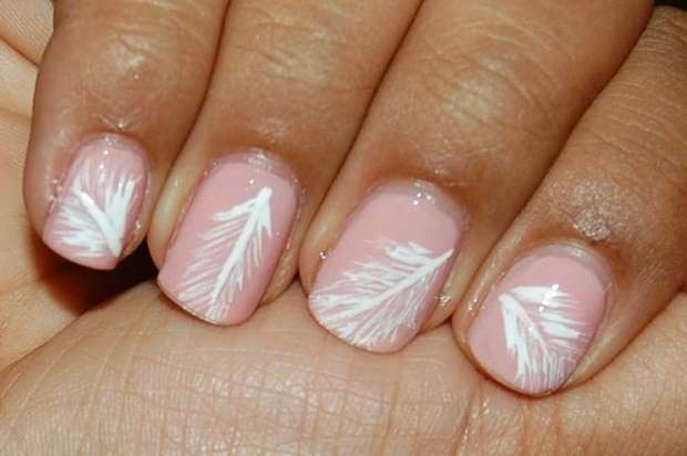 Nail art rosa con piuma bianca