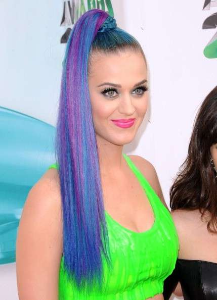 Katy Perry con coda viola e blu elettrico