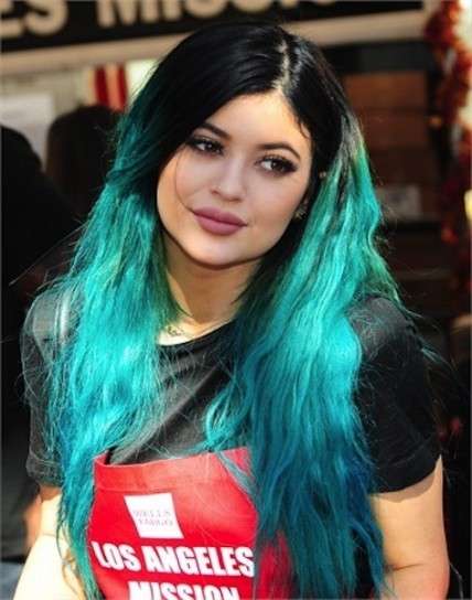 Kylie Jenner con ciocche azzurre
