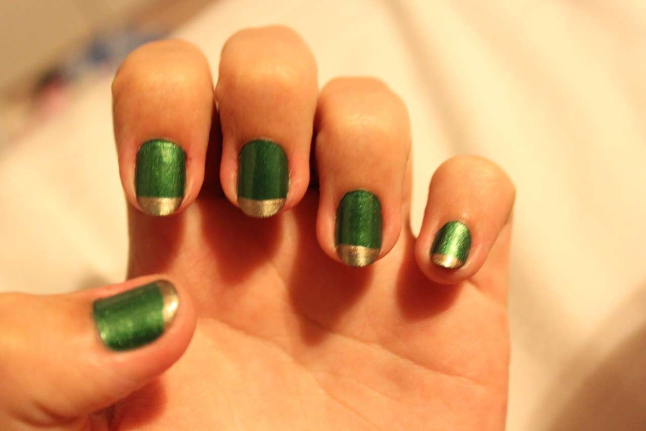 French manicure di Loki