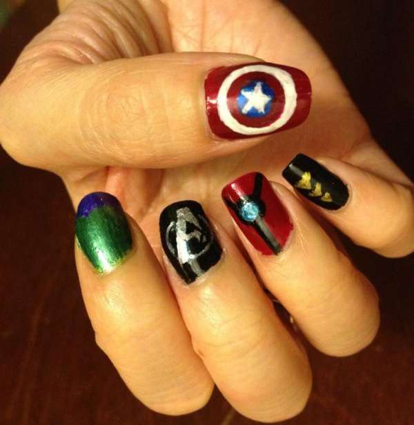 I simboli dei supereroi sulle unghie