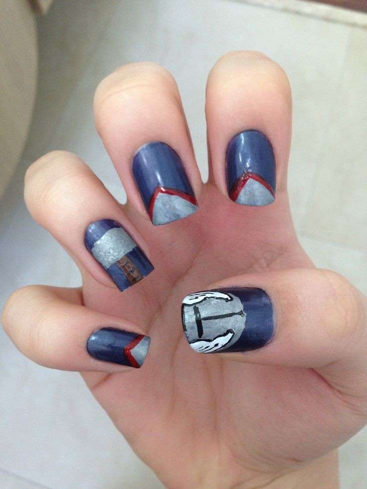 Nail art blu e grigia di Thor