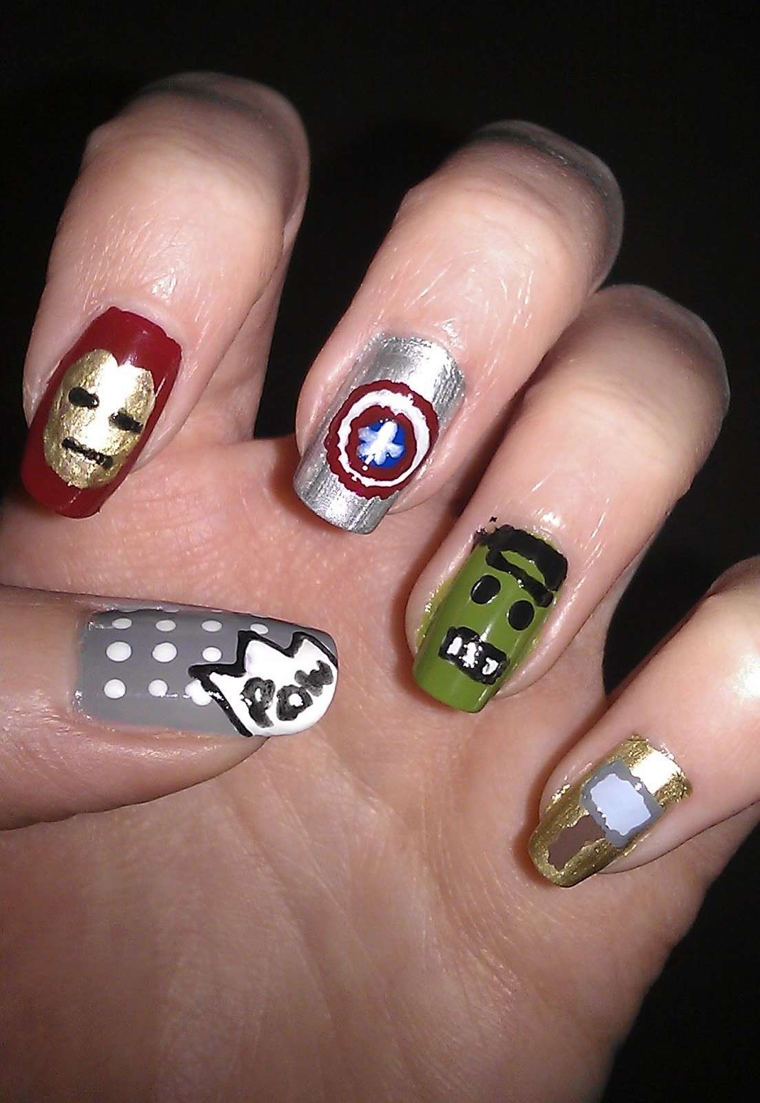 Nail art con i simboli di The Avengers