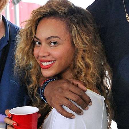 Beyoncé con il rossetto rosso