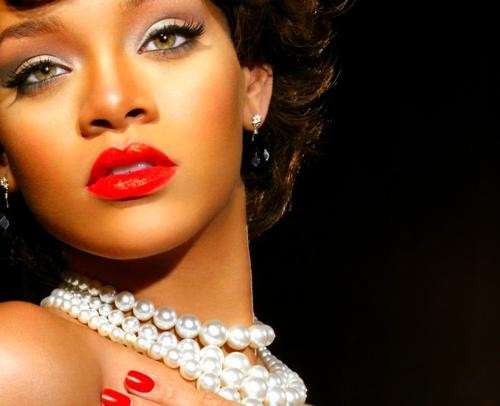 Le labbra rosse di Rihanna