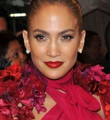 Rossetto rosso scuro per Jennifer Lopez