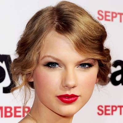 Taylor Swift con il rossetto rosso
