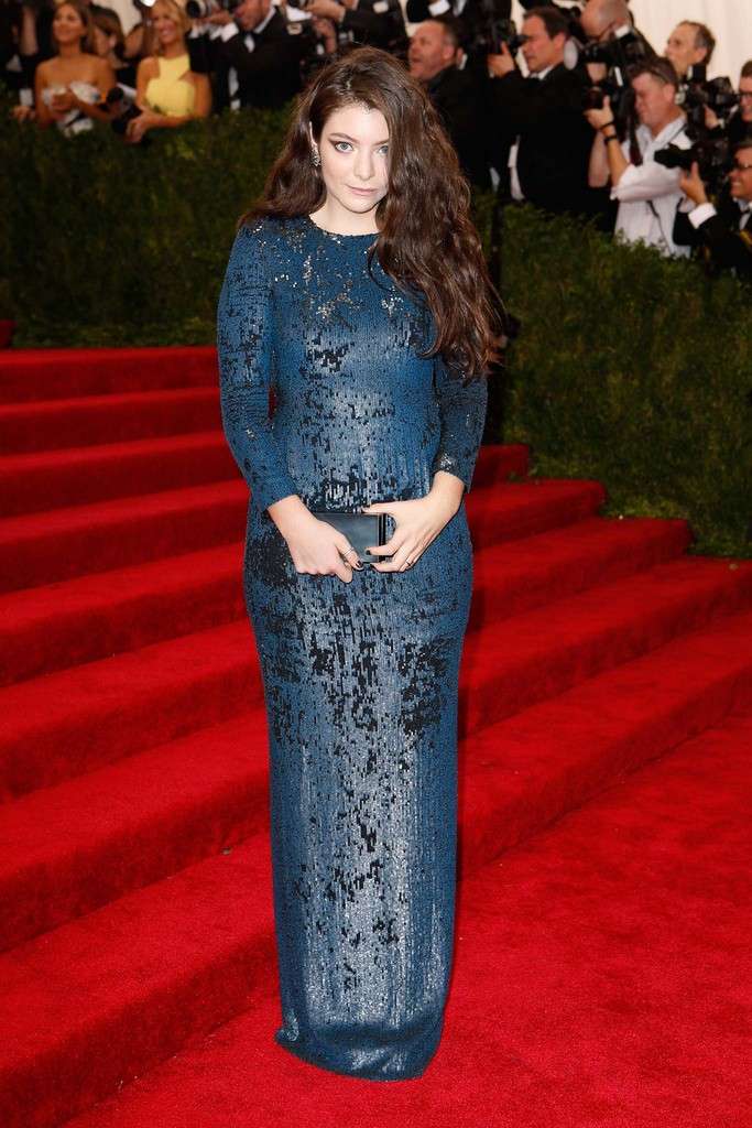 Lorde al Met gala 2015 con il vestito di Calvin Klein
