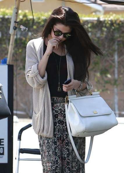 Selena Gomezcon cardigan bianco