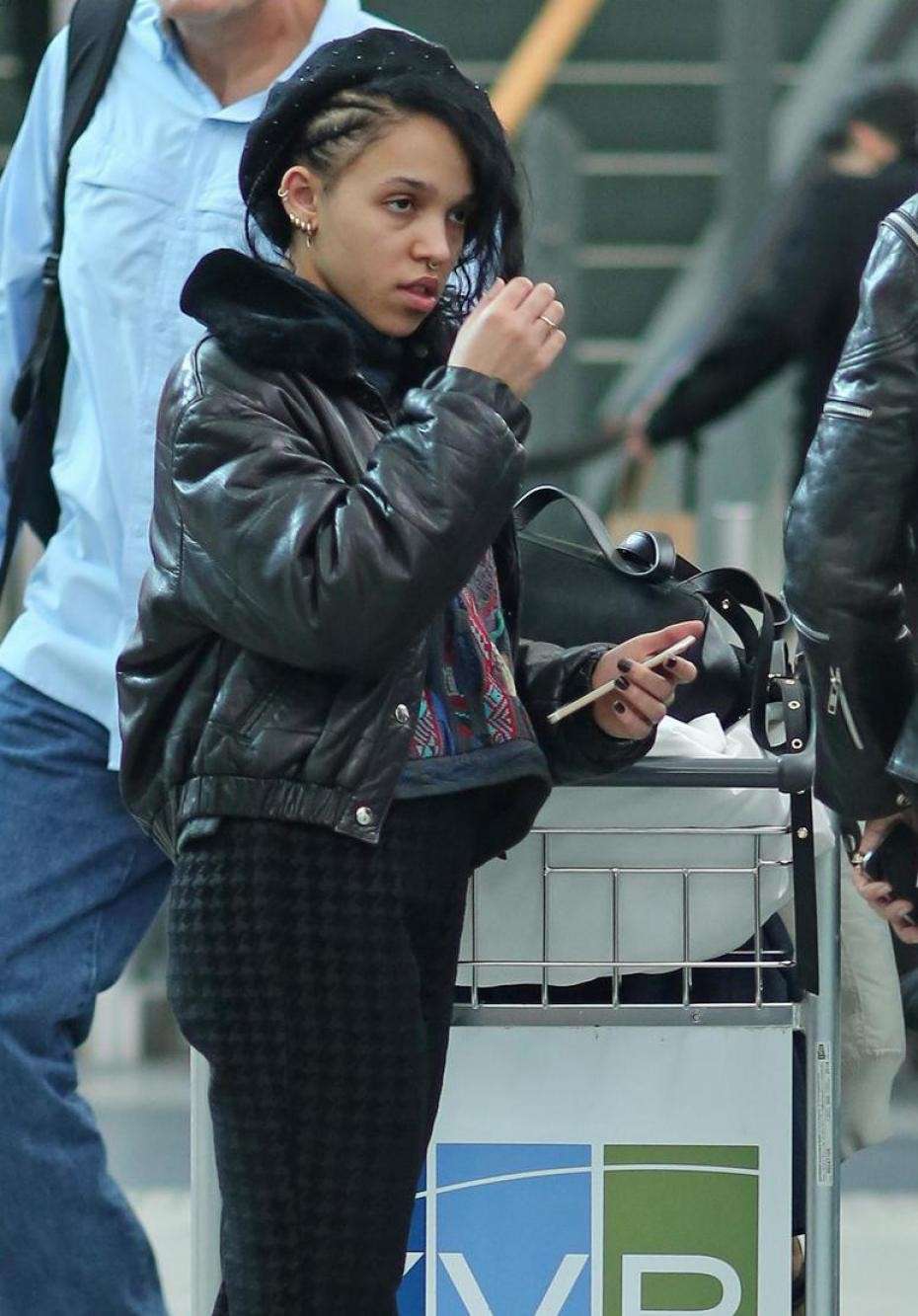Fka Twigs in areoporto