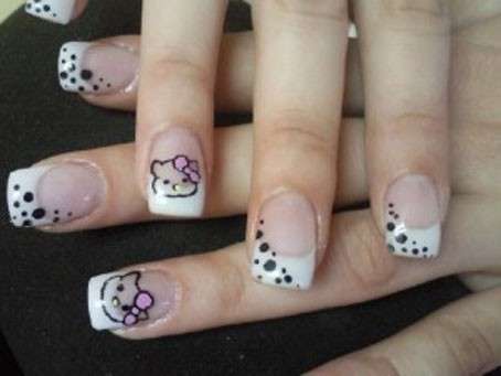 Classico french manicure di Hello Kitty