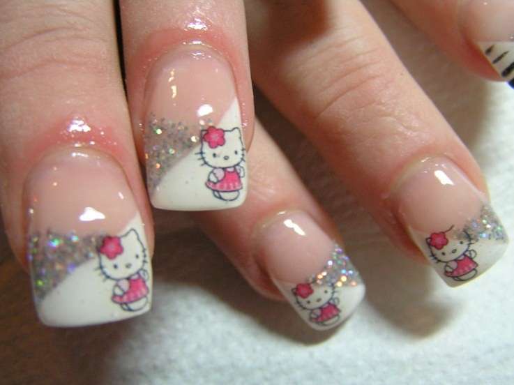 French manicure di Hello Kitty
