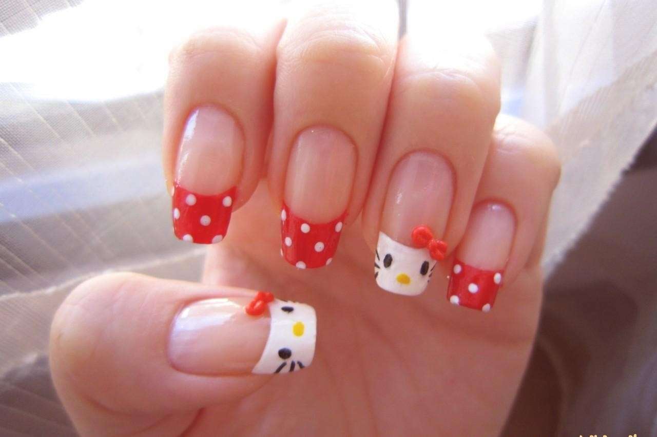 French manicure a pois di Hello Kitty