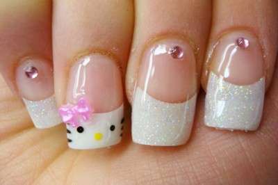 French manicure glitterato di Hello Kitty