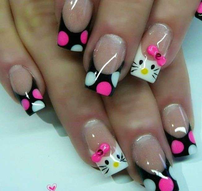 French manicure nero con pois di Hello Kitty