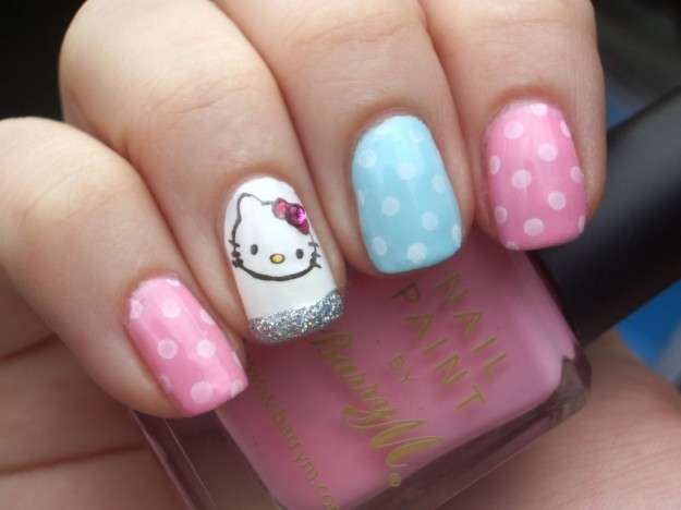 Nail art a pois con Hello Kitty