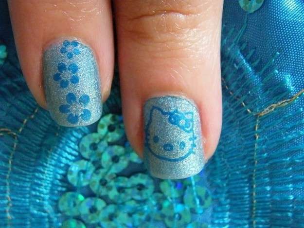 Nail art celeste di Hello Kitty