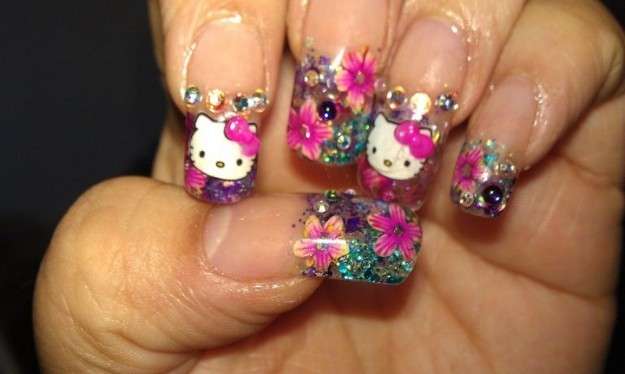 Nail art con fiori e strass di Hello Kitty
