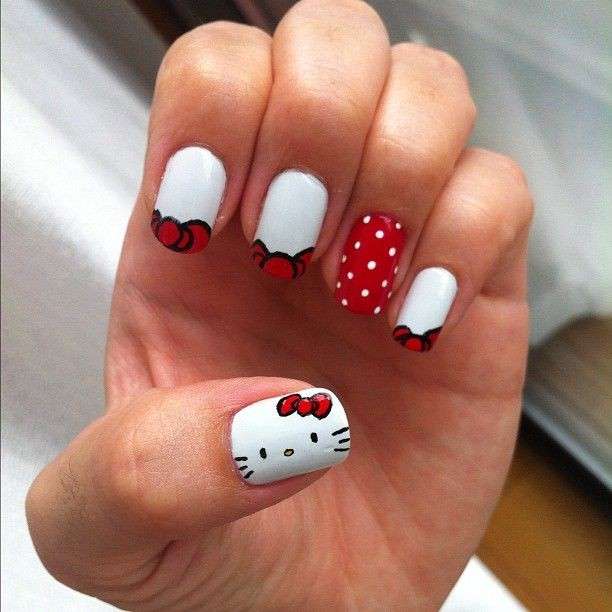 Nail art di Hello Kitty con smalto bianco e rosso