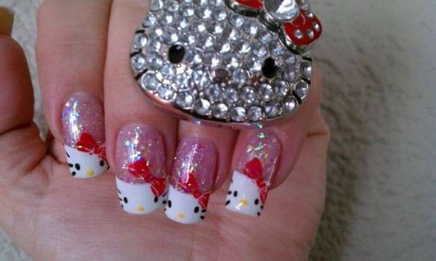 Nail art di Hello Kitty glitterata