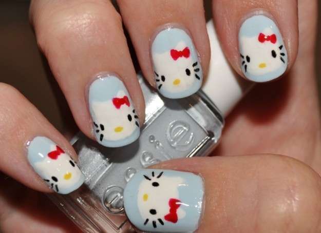 Nail art di Hello Kitty in azzurro