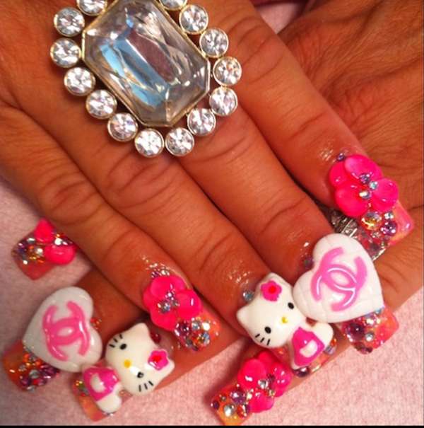Nail art di Hello Kitty in versione Chanel
