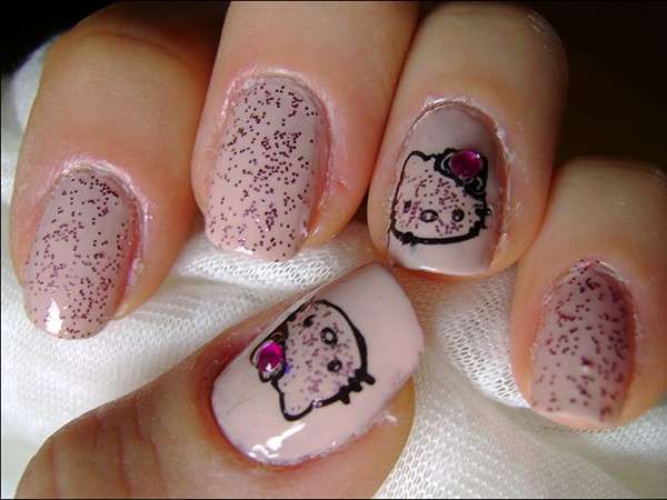 Nail art pink di Hello Kitty