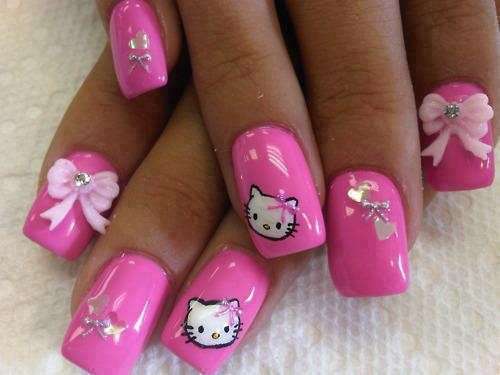 Nail art rosa con fiocchi e strass di Hello Kitty