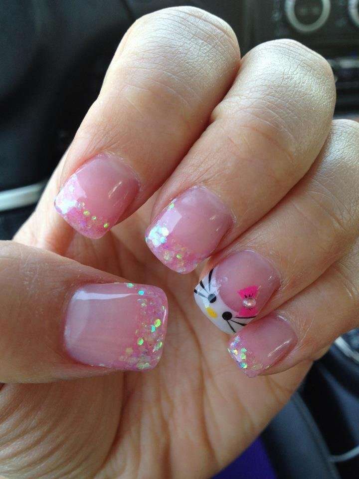 Nail art rosa di Hello Kitty con glitter