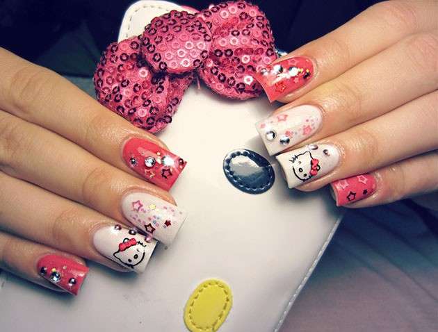 Romantica nail art di Hello Kitty