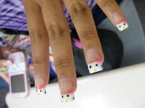 Semplice french manicure di Hello Kitty
