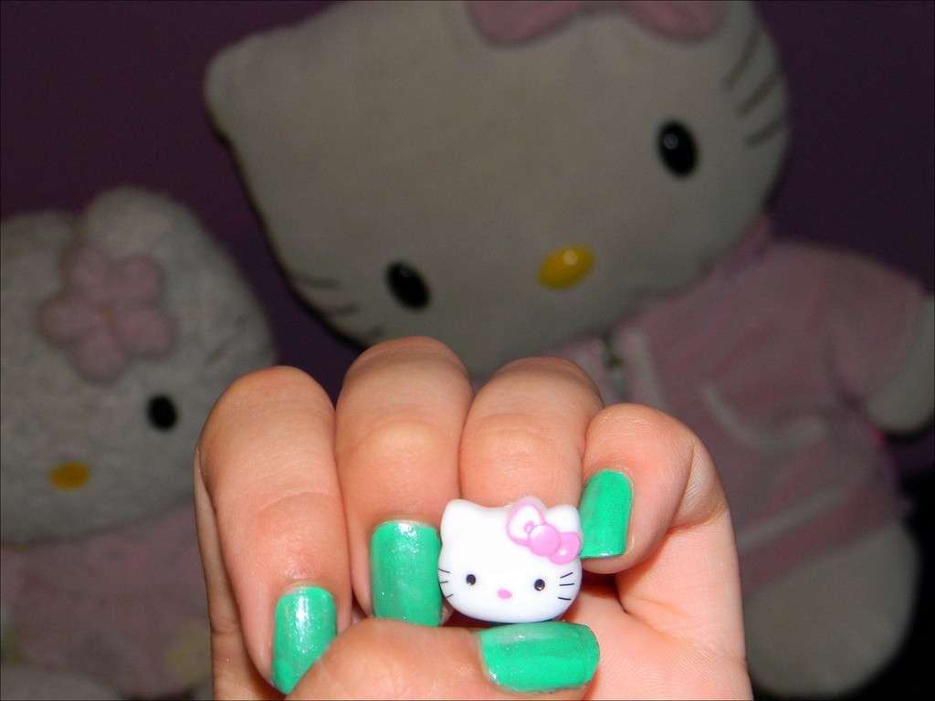Semplice idea per una nail art di Hello Kitty