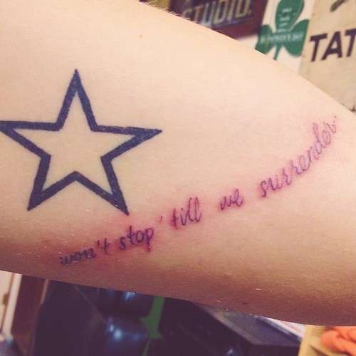 Una delle frasi tatuate di Harry Styles
