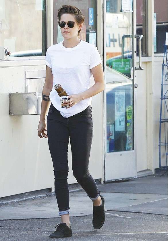 Jeans neri e t-shirt bianca per Kristen Stewart