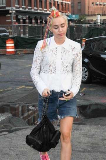 Miley Cyrus con zaino nero