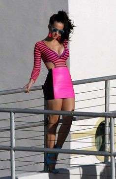 Katy Perry in mini abito di pelle rosa