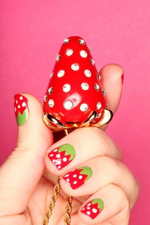 Idee per la nail art con fragole