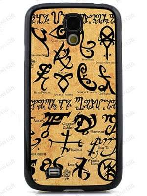 Cover dallo stile antico con rune
