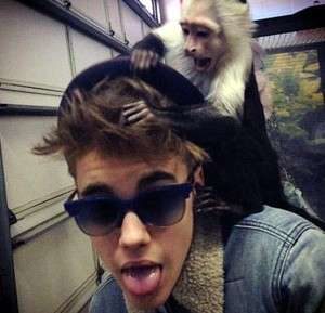 Justin Bieber con la scimmietta