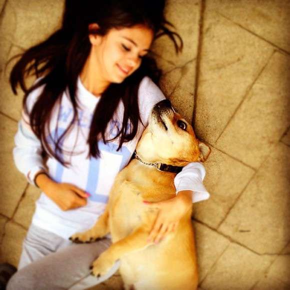 Selena Gomez abbraccia il suo cane