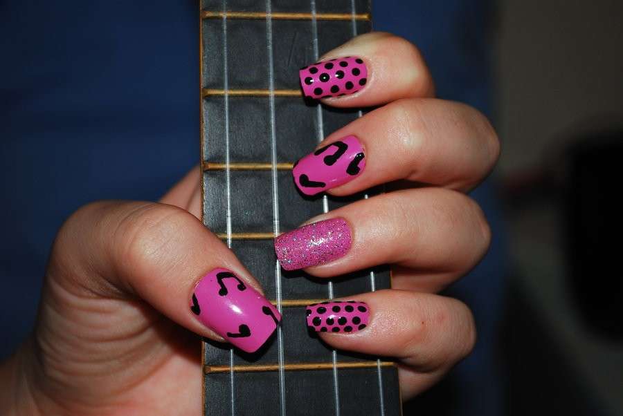 Nail art rosa con note musicali e pois