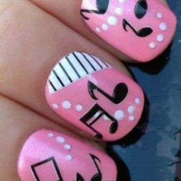 Nail art rosa con note musicali nere