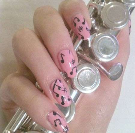 Nail art rosa con note musicali