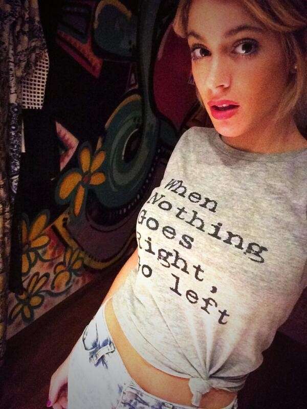 Selfie di Violetta con maglietta con scritta