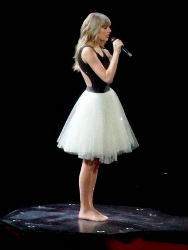 Taylor Swift sul palco con la gonna in tulle