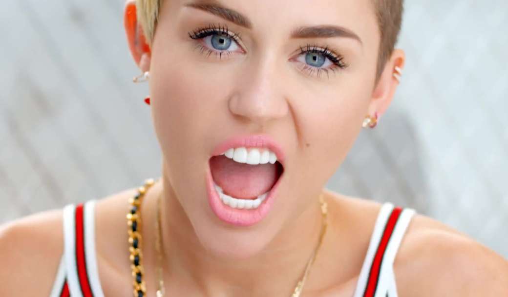 Miley Cyrus ed il rossetto nude