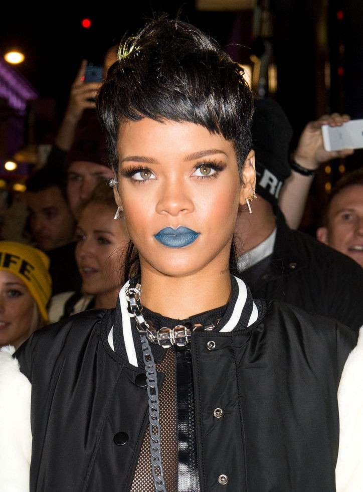 Rihanna e il rossetto blu