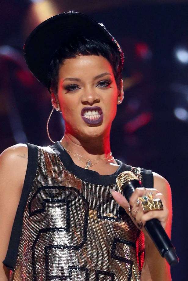 Rihanna e il rossetto viola