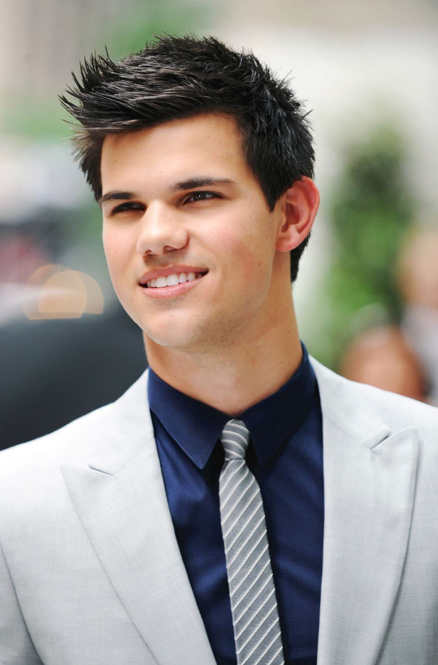 Taylor Lautner in look elegante