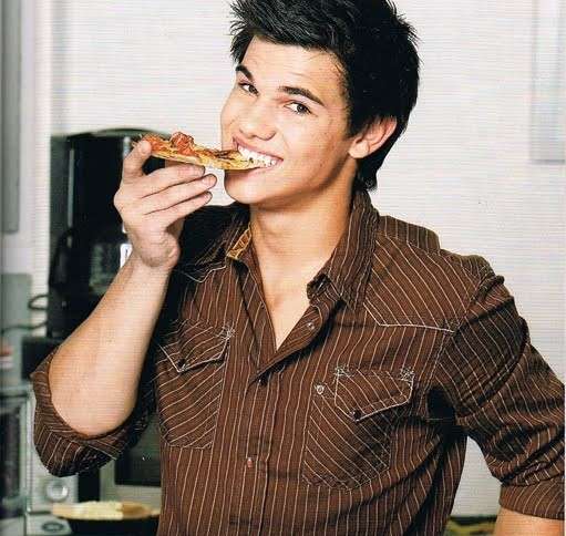 Taylor Lautner mangia la pizza